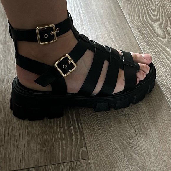 Selling a pair of chunky platform buckled fisherman sandals - Picture 3 of 4